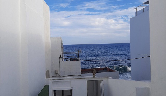 House in Arrieta 1 minute walk from the beach, with solarium and free wifi.