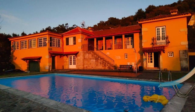 House with pool and barbecue