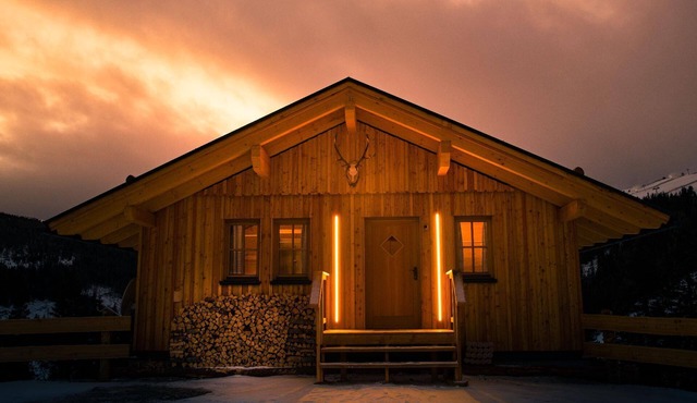 Hunting lodge with wood-burning stove and sauna
