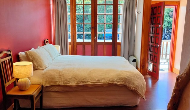 Karitane Guesthouse in seaside village, close to beautiful river and beach.n