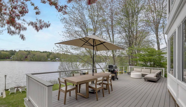 Kayaks, Paddleboat! Lakefront Retreat in Barnstead