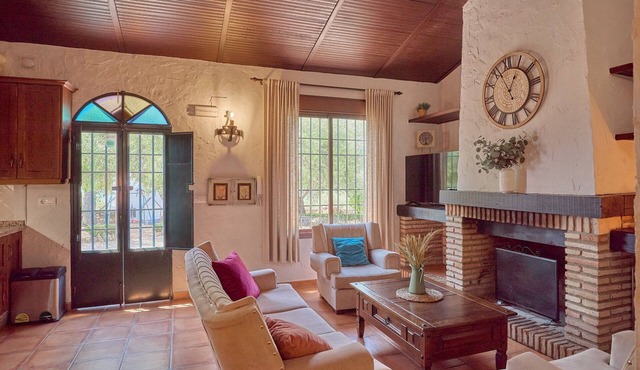 La Alcaidía Country House with Pool, BBQ, Mountain Views and Wi-Fi in Natural Park