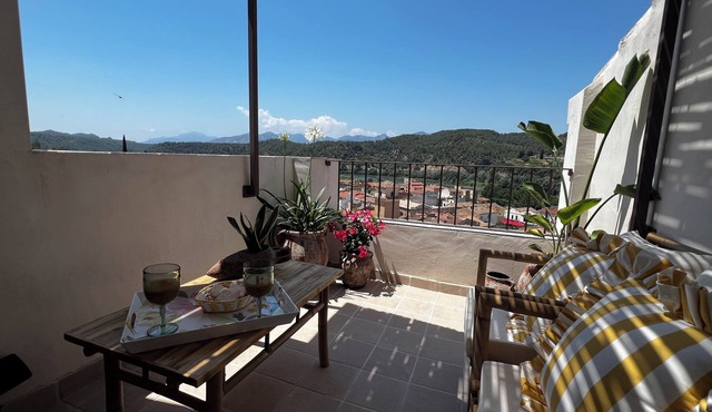 Lo Mirador de les Roques, a rural house with spectacular views