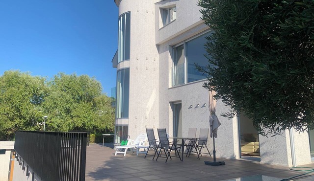 Lolassuites.com Granny flat; 4 bedrooms, 160 m2