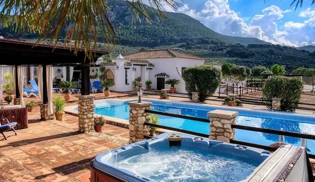 Luxury holiday retreat, 2 pools, heated jacuzzi and free fibre optic WiFi and equestrian facilities