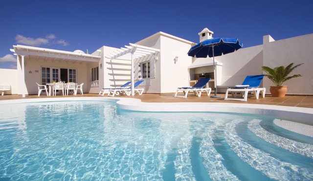Luxury Villa With Private Heated Swimming Pool, Free Wifi, Smart TV