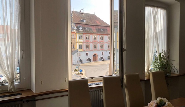 "Marktplatz-Blick" Vacation Rental (107 square meters) with a Modern Kitchen