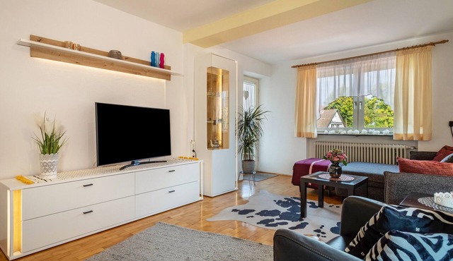 Mein lieber Schwan Holiday Apartment with Mountain View, Balcony & Parking