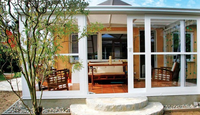 Modern and comfortably furnished bungalow on small, fenced plot.