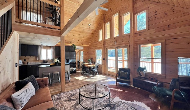 Modern & Cozy Lakefront Cabin: Rustic Charm and Serene views