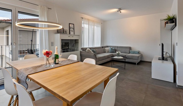 Modern Holiday Apartment "Schmuckstück" with Mountain View