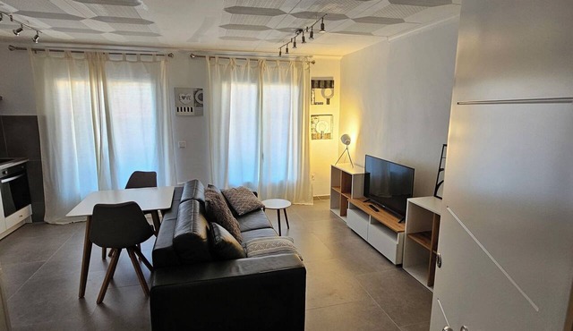 Modern, renovated, air-conditioned, and fully equipped apartment