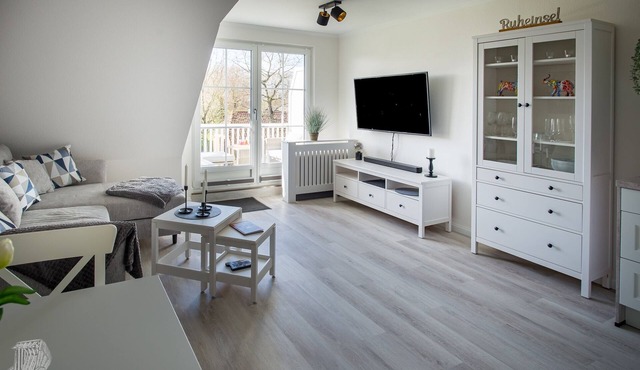 Modern three-room apartment/maissonette close to the beach