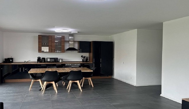 Moderne Ferienwohnung, Platz für 6 Gäste - 2 Schlaf-/Wohn-/badezimmer, Terrasse