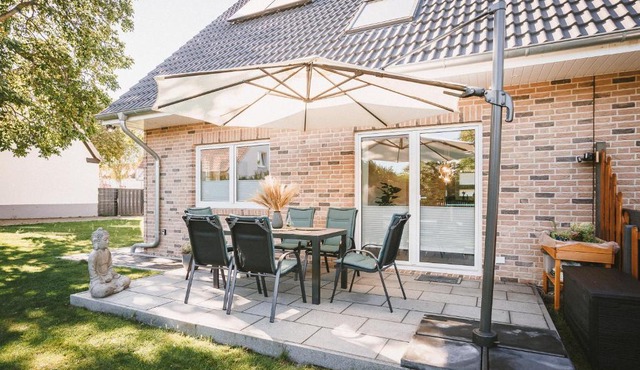 Modernes Neubau-Haus Lübeck - Garten, Terrasse, Parkplatz