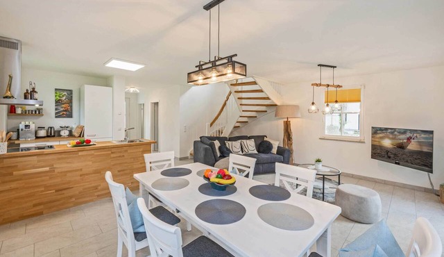 Neu Errichtetes Ferienhaus in Ruhiger Wohngegend mit Parkplatz, Sauna und Wlan