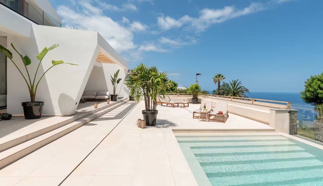 New villa, modern, heated pool, sea views & relaxation
