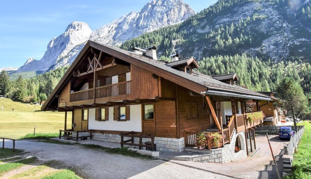 Nice apartment in villa for 8 guests with WIFI, TV, balcony and pets allowed
