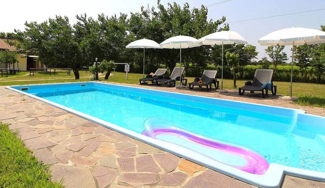 Nice apartment in villa for 6 people with A/C, pool, WIFI, TV, terrace and pets allowed