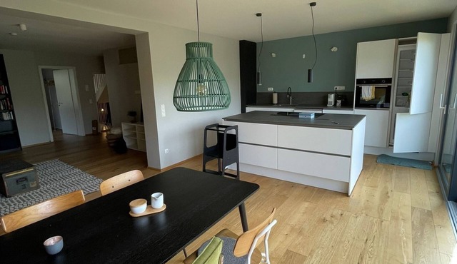 Oasis of peace near the city center: Stylish garden apartment, 2 bedrooms, top public transport links