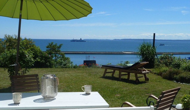 Panoramic view to the sea, small garden, quiet and still central location