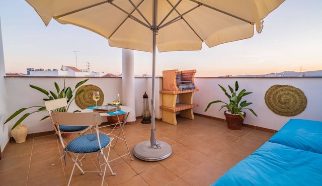 Penthouse in the historic center of Vélez-Málaga. Free parking in building.