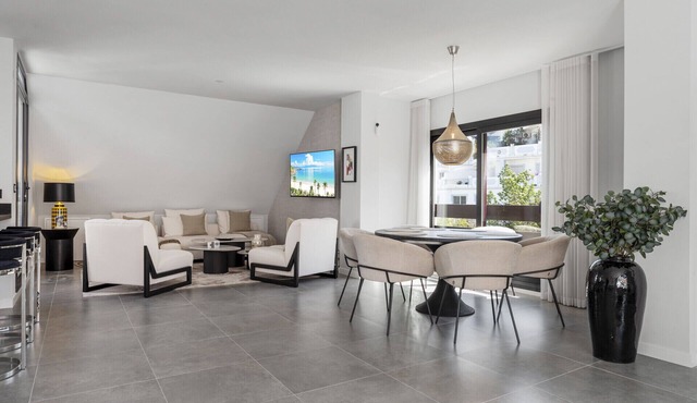 Penthouse Saga - Contemporary 4 Bed Stay!