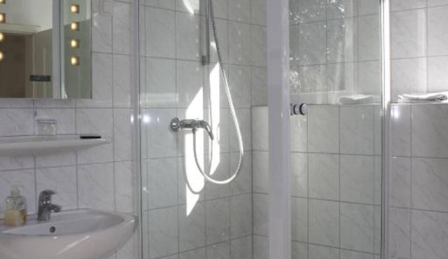 Perfect for craftsmen: affordable double room near the highway