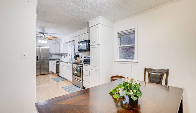 Pet-Friendly Burlington Home: 17 Mi to Boston!