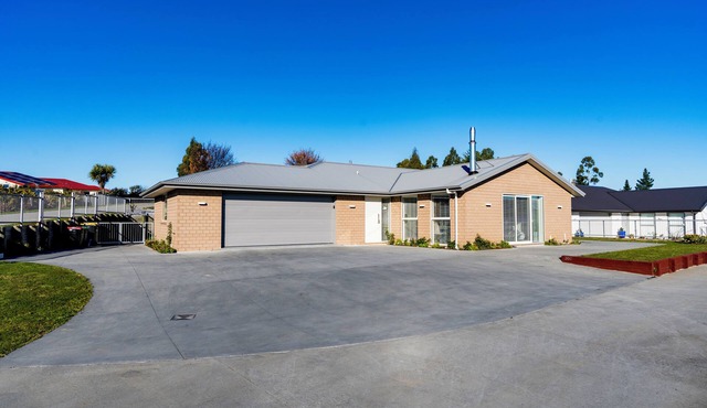Premium Accommodation in Dunedin lies between Dunedin city and Airport.