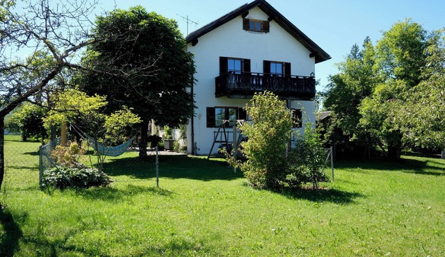 Quiet, well-kept * holiday apartment, ground floor with terrace & garden, centrally located in Murnau