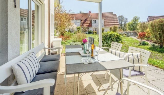 Relax & enjoy: Haubentaucher holiday apartment directly on the lake in Hemmenhof
