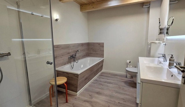 Retreat near natural beach - 2 houses for up to 18 guests with sauna & fireplace