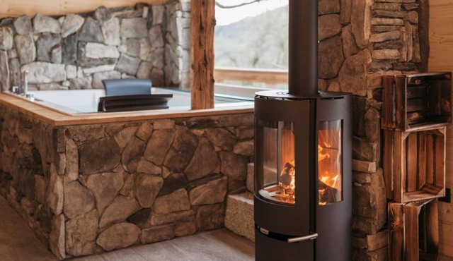 Romantikchalet Vogelnest mit Whirlpool, Kamin, Balkon & Terrasse