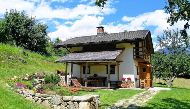 Romantisches Chalet in den Wiesen der Dolomiten by Interhome