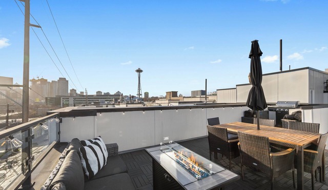 Rooftop~Space Needle & Seattle Views~Walkable