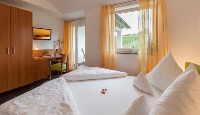 Room '206' with Shared Garden, Balcony and Wi-Fi