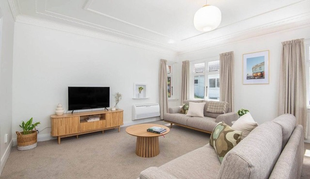 Roslyn Charm: Large Character Home with Views