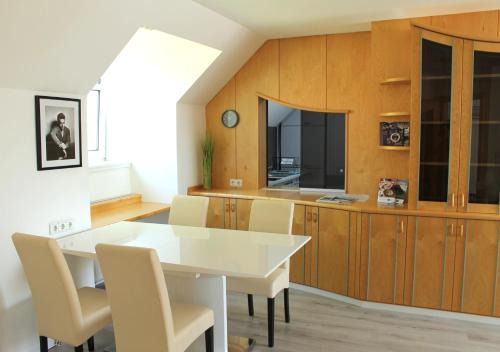 ROYAL RACiNG SUiTE 1