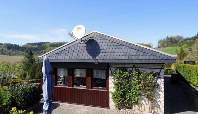 Ruhiger Bungalow am Hennesee mit Terrasse