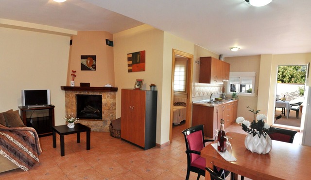 Rural Gitejar apartment with fireplace, next to Sierra Nevada.