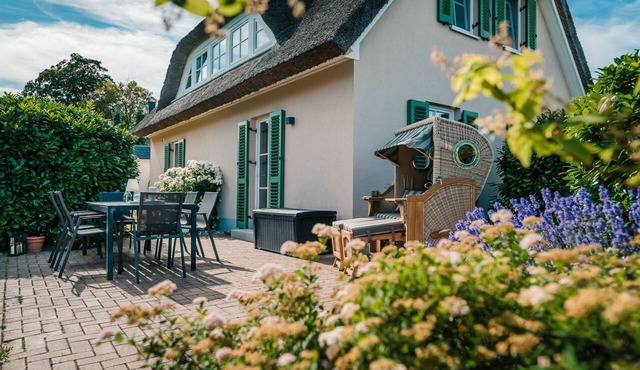 Schwankes "Seeadler" Vacation Home - Thatched-roof House with Sauna & Fireplace on Rügen