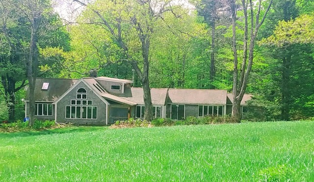 Secluded chalet on 50 acres at base of Mt Monadnock, near lakes -TESLA charger