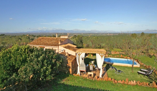 Secluded location, fantastic views, pool, family-friendly, natural surroundings