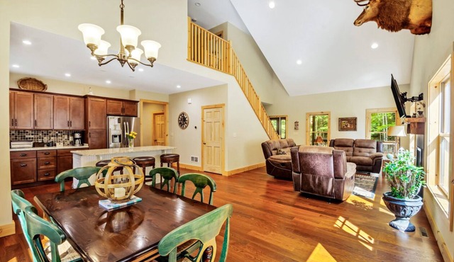 Secluded retreat. Great for families. Walk to Trout lake. High Speed Internet.