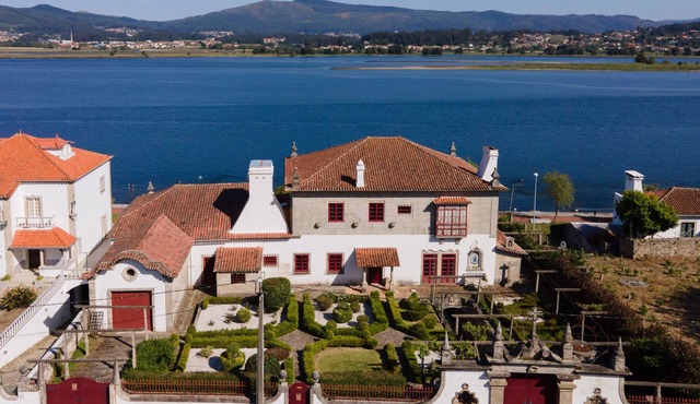 Secular manorial house, unique, on the river Minho