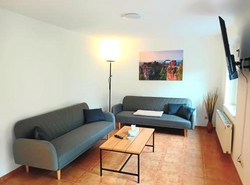 Seyfarthrooms - Ferienwohnung Zum Dorfladen Rathen - zentrale Lage mit direkter Anbindung an das Wanderwegenetz, moderne Inneneinrichtung