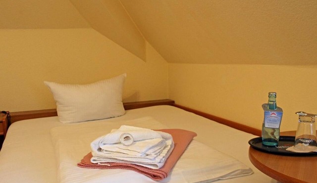 Single room with 1.40 bed and sloping ceiling - Sächsisches Haus - Hotel &