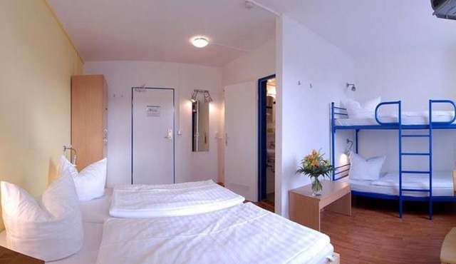 Single Room, Shower, Toilet - a & o Dresden Hauptbahnhof