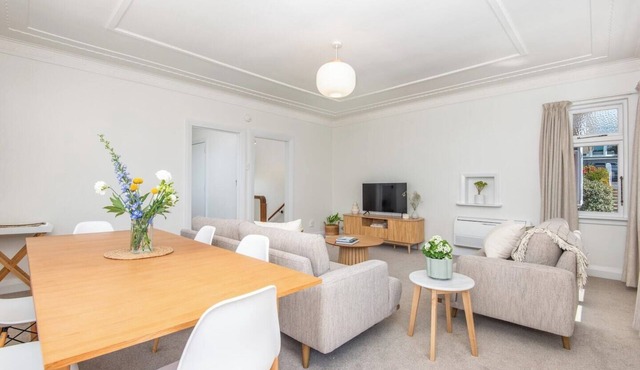 Spacious 3-Bedroom Home in Roslyn with Views